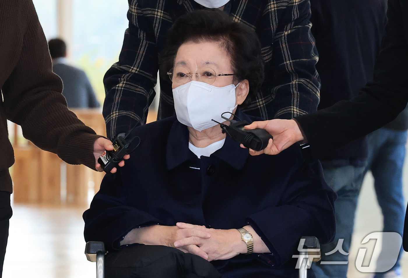 (서울=뉴스1) 임세영 기자 = 이배용 전 국가교육위원장이 13일 서울 광화문 KT 빌딩에 마련된 김건희특검 사무실로 휠체어를 탄 채 출석하고 있다. 2025.11.13/뉴스1