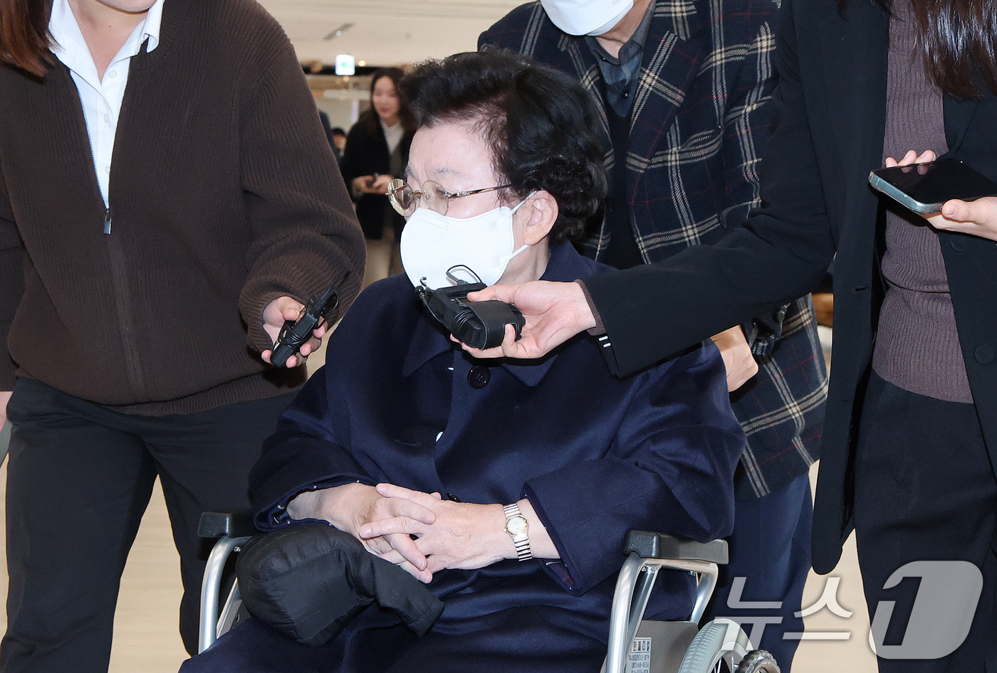 (서울=뉴스1) 임세영 기자 = 이배용 전 국가교육위원장이 13일 서울 광화문 KT 빌딩에 마련된 김건희특검 사무실로 휠체어를 탄 채 출석하고 있다. 2025.11.13/뉴스1