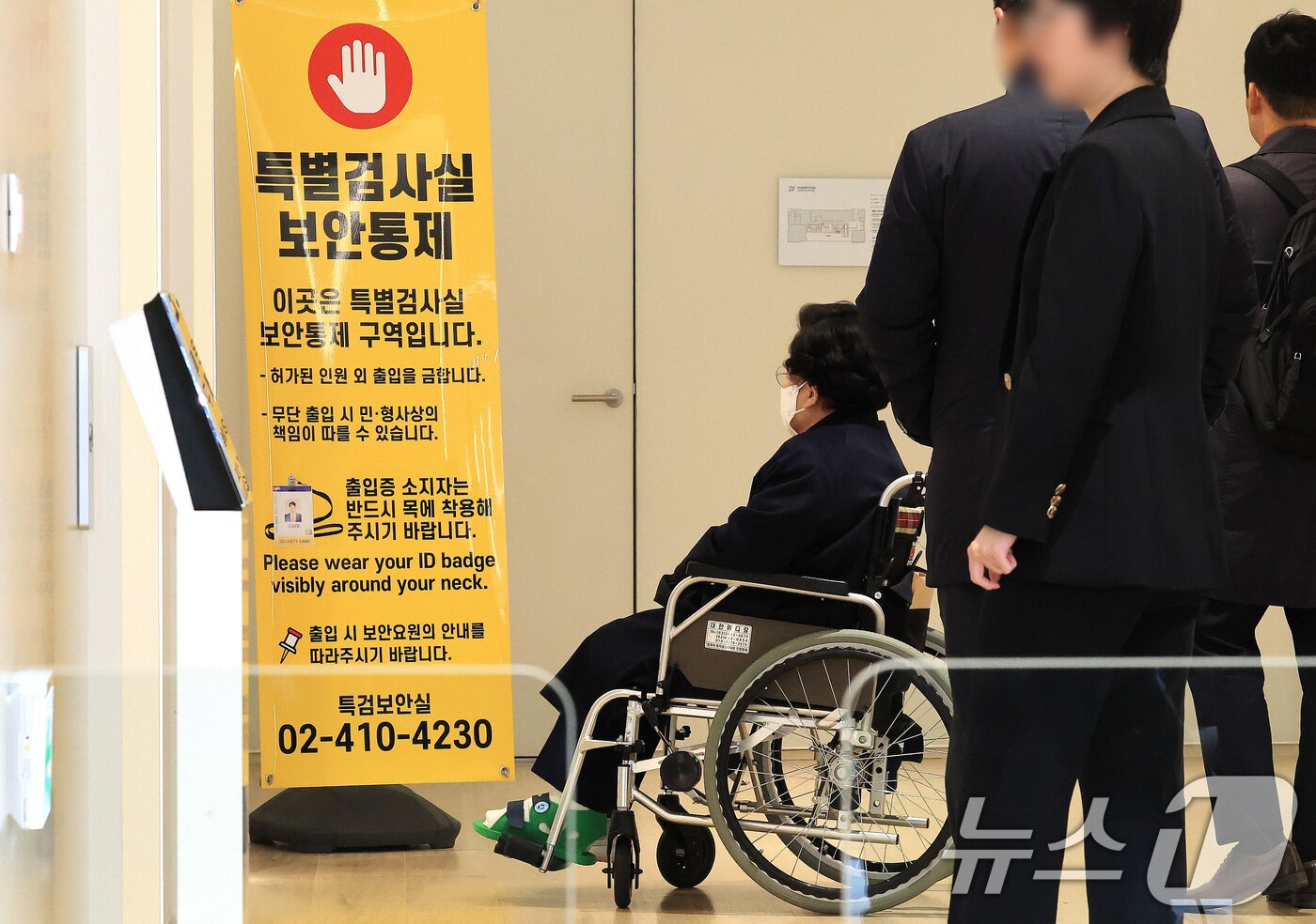 본문 이미지 - 이배용 전 국가교육위원장이 13일 서울 광화문 KT 빌딩에 마련된 김건희특검 사무실로 휠체어를 탄 채 출석하고 있다. 2025.11.13/뉴스1 ⓒ News1 임세영 기자