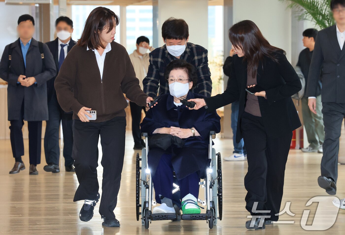 본문 이미지 - 이배용 전 국가교육위원장이 13일 서울 광화문 KT 빌딩에 마련된 김건희특검 사무실로 휠체어를 탄 채 출석하고 있다. 2025.11.13/뉴스1 ⓒ News1 임세영 기자