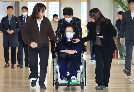 휠체어 타고 김건희 특검 출석하는 이배용 전 국교위원장