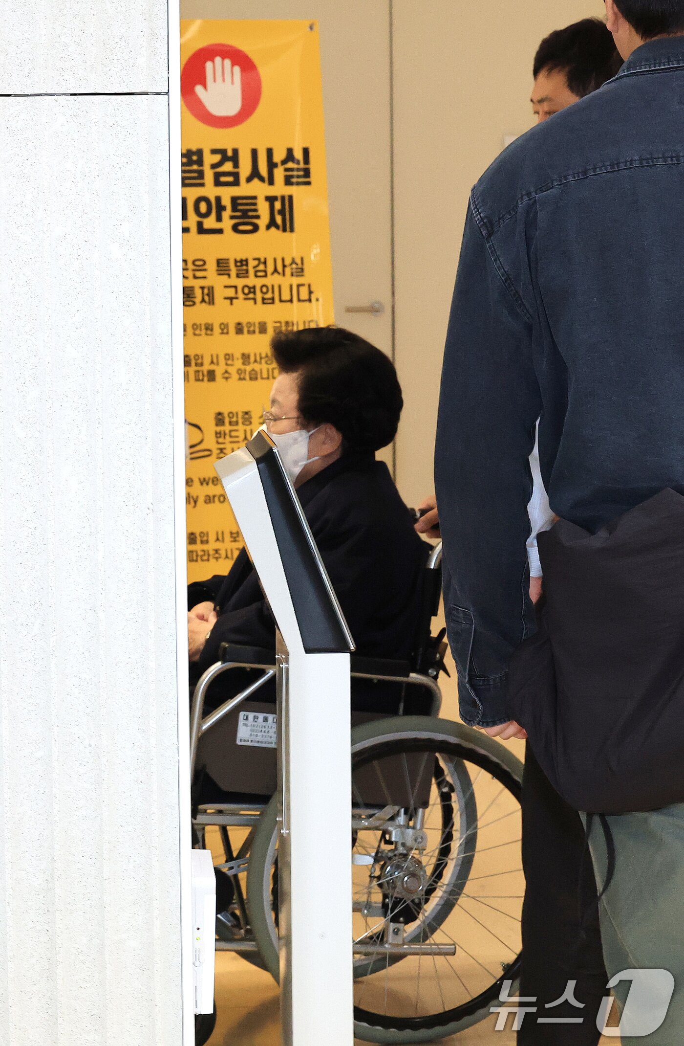 본문 이미지 - 이배용 전 국가교육위원장이 13일 서울 광화문 KT 빌딩에 마련된 김건희특검 사무실로 휠체어를 탄 채 출석하고 있다. 2025.11.13/뉴스1 ⓒ News1 임세영 기자