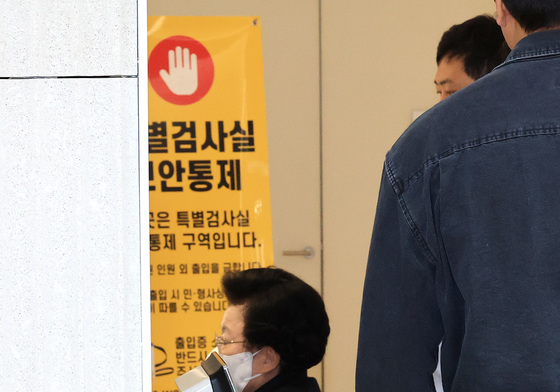 휠체어 타고 김건희 특검 출석하는 이배용 전 국교위원장