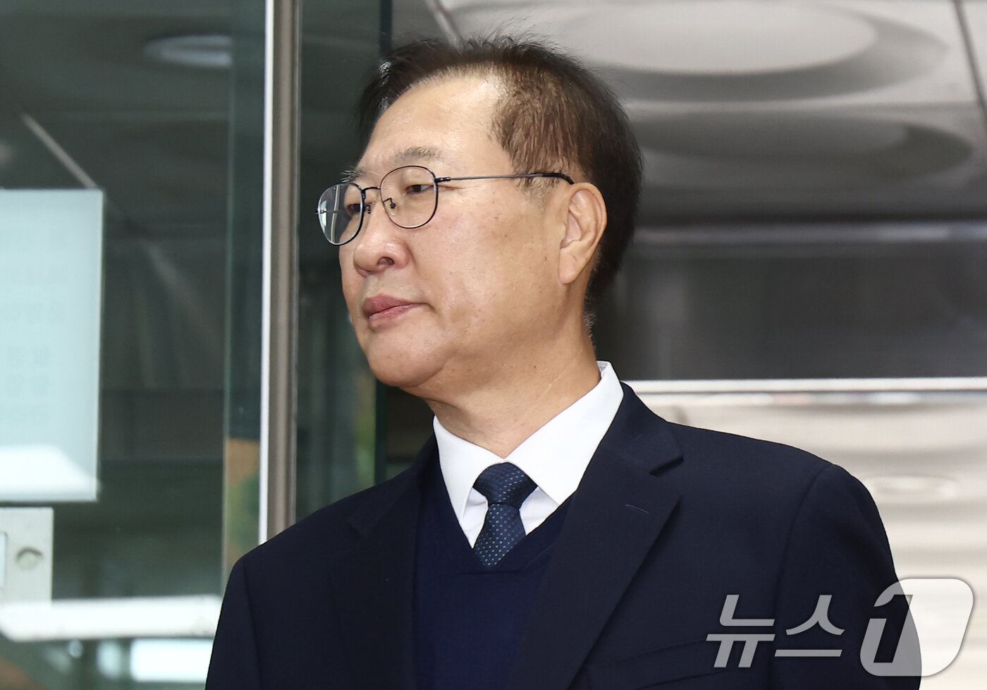 본문 이미지 - 내란 중요임무 종사 및 직권남용 혐의로 구속영장이 청구된 박성재 전 법무부 장관이 지난달 13일 오전 서울 서초구 서울중앙지법에서 열린 구속 전 피의자 심문&#40;영장실질심사&#41;에 출석하고 있다./뉴스1 ⓒ News1 김민지 기자