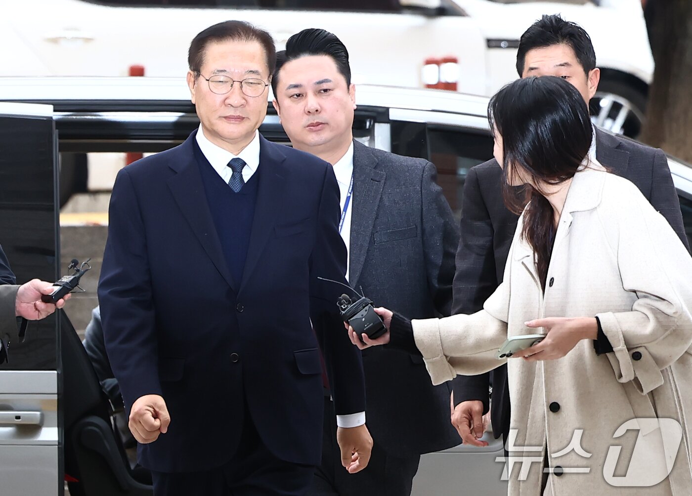 본문 이미지 - 내란 중요임무 종사 및 직권남용 혐의로 구속영장이 청구된 박성재 전 법무부 장관이 13일 오전 서울 서초구 서울중앙지법에서 열린 구속 전 피의자 심문&#40;영장실질심사&#41;에 출석하고 있다. 2025.11.13/뉴스1 ⓒ News1 김민지 기자