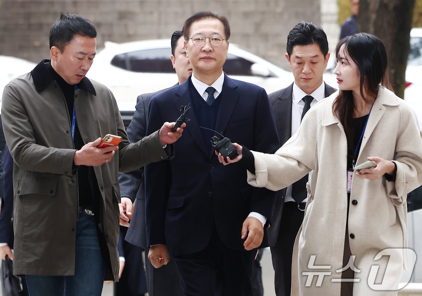 본문 이미지 - 내란 중요임무 종사 및 직권남용 혐의로 구속영장이 청구된 박성재 전 법무부 장관이 13일 오전 서울 서초구 서울중앙지법에서 열린 구속 전 피의자 심문(영장실질심사)에 출석하고 있다. 2025.11.13 ⓒ 뉴스1 김민지 기자