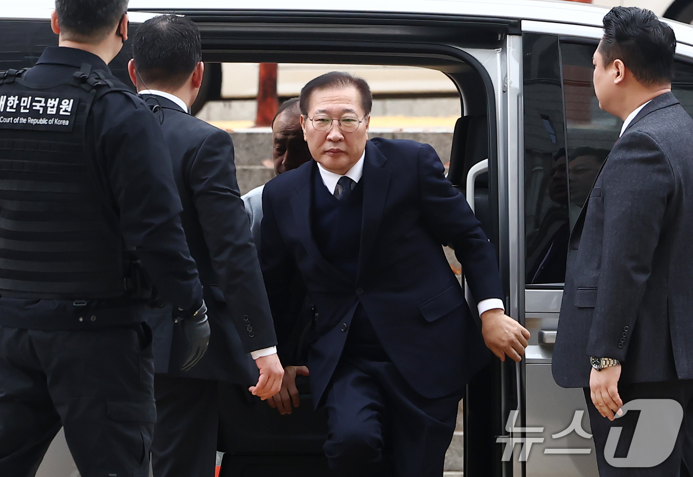 (서울=뉴스1) 김민지 기자 = 내란 중요임무 종사 및 직권남용 혐의로 구속영장이 청구된 박성재 전 법무부 장관이 13일 오전 서울 서초구 서울중앙지법에서 열린 구속 전 피의자 심 …