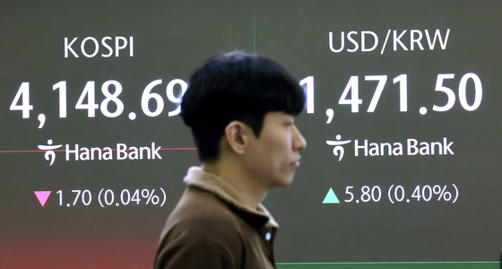 소폭 하락하며 개장한 코스피