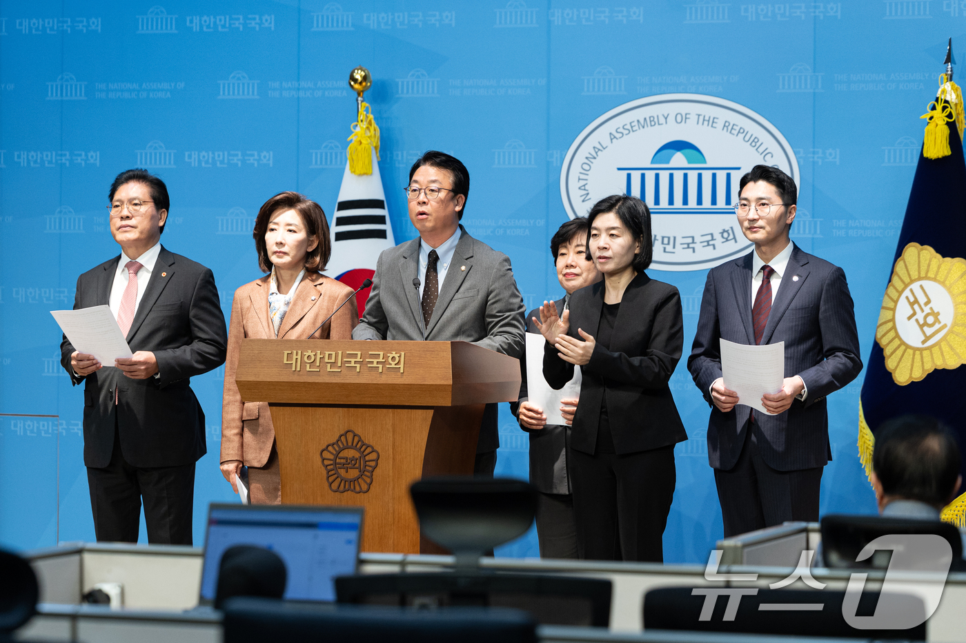 (서울=뉴스1) 이승배 기자 = 국민의힘 법제사법위원들이 13일 서울 여의도 국회 소통관에서 검사가 이미 기소한 사건에 대해 임의로 공소를 취소할 수 없도록 하는 내용 등의 형사소 …