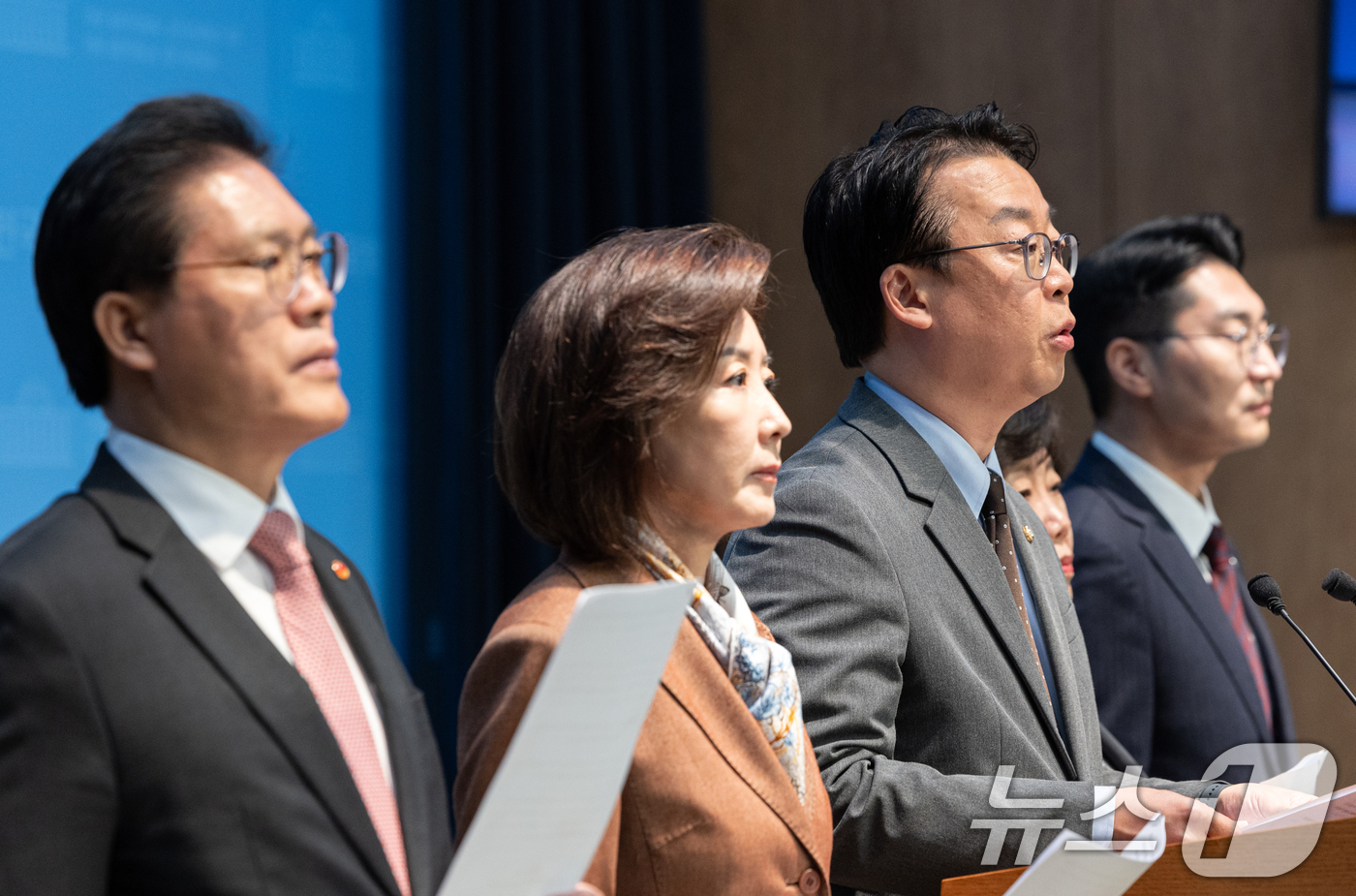 (서울=뉴스1) 이승배 기자 = 국민의힘 법제사법위원들이 13일 서울 여의도 국회 소통관에서 검사가 이미 기소한 사건에 대해 임의로 공소를 취소할 수 없도록 하는 내용 등의 형사소 …