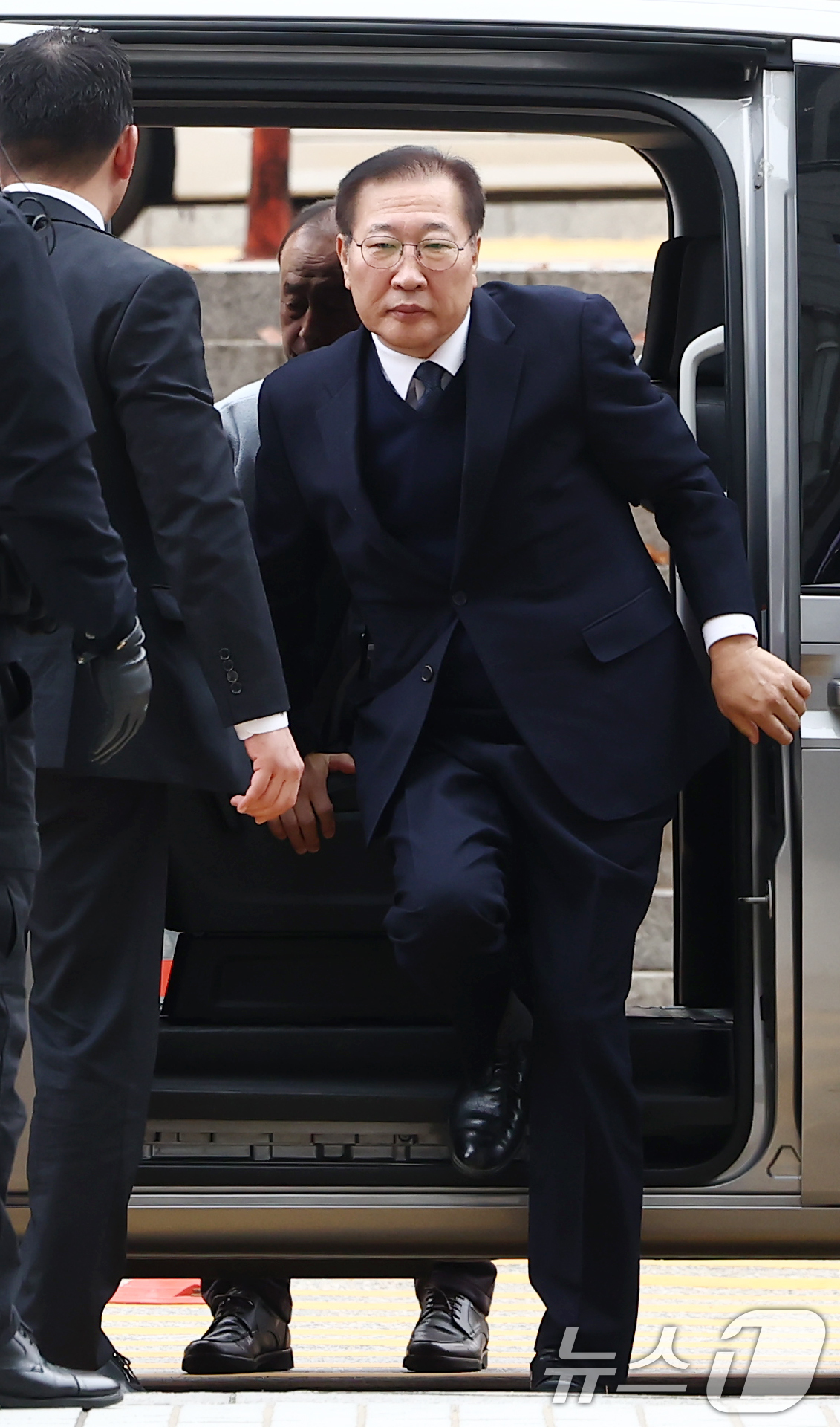 (서울=뉴스1) 김민지 기자 = 내란 중요임무 종사 및 직권남용 혐의로 구속영장이 청구된 박성재 전 법무부 장관이 13일 오전 서울 서초구 서울중앙지법에서 열린 구속 전 피의자 심 …