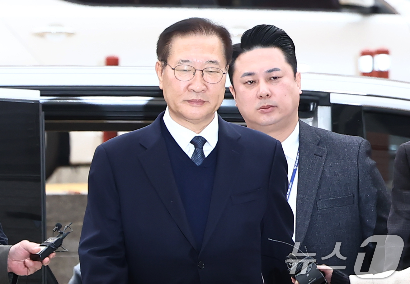 (서울=뉴스1) 김민지 기자 = 내란 중요임무 종사 및 직권남용 혐의로 구속영장이 청구된 박성재 전 법무부 장관이 13일 오전 서울 서초구 서울중앙지법에서 열린 구속 전 피의자 심 …