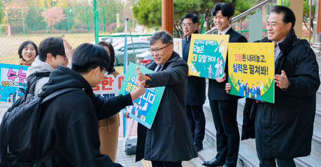 유정기 전북교육감 권한대행, 시험장 찾아 수험생 응원