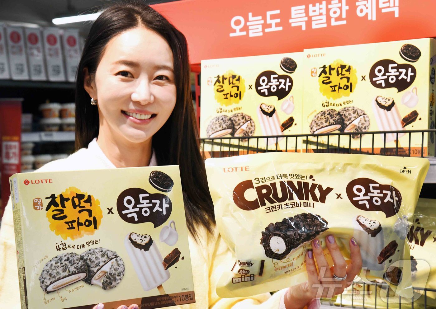 (서울=뉴스1) = 13일 서울 등촌동 ‘홈플러스 메가 푸드 마켓 라이브’ 강서점에서 모델이 홈플러스 단독 판매 상품인 ‘롯데 찰떡파이옥동자’와 ‘롯데 크런키초코바미니옥동자’를 소 …