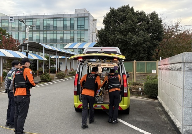 "들것에 누워서라도"…경남 곳곳 수능 입실 진풍경