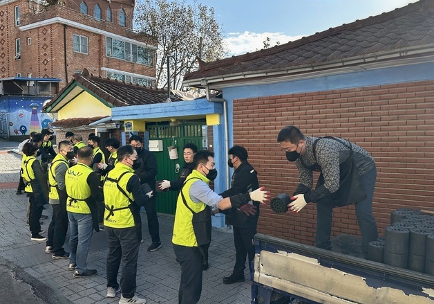 KG모빌리티, 평택서 연탄나눔 봉사활동…19년쨰 주관
