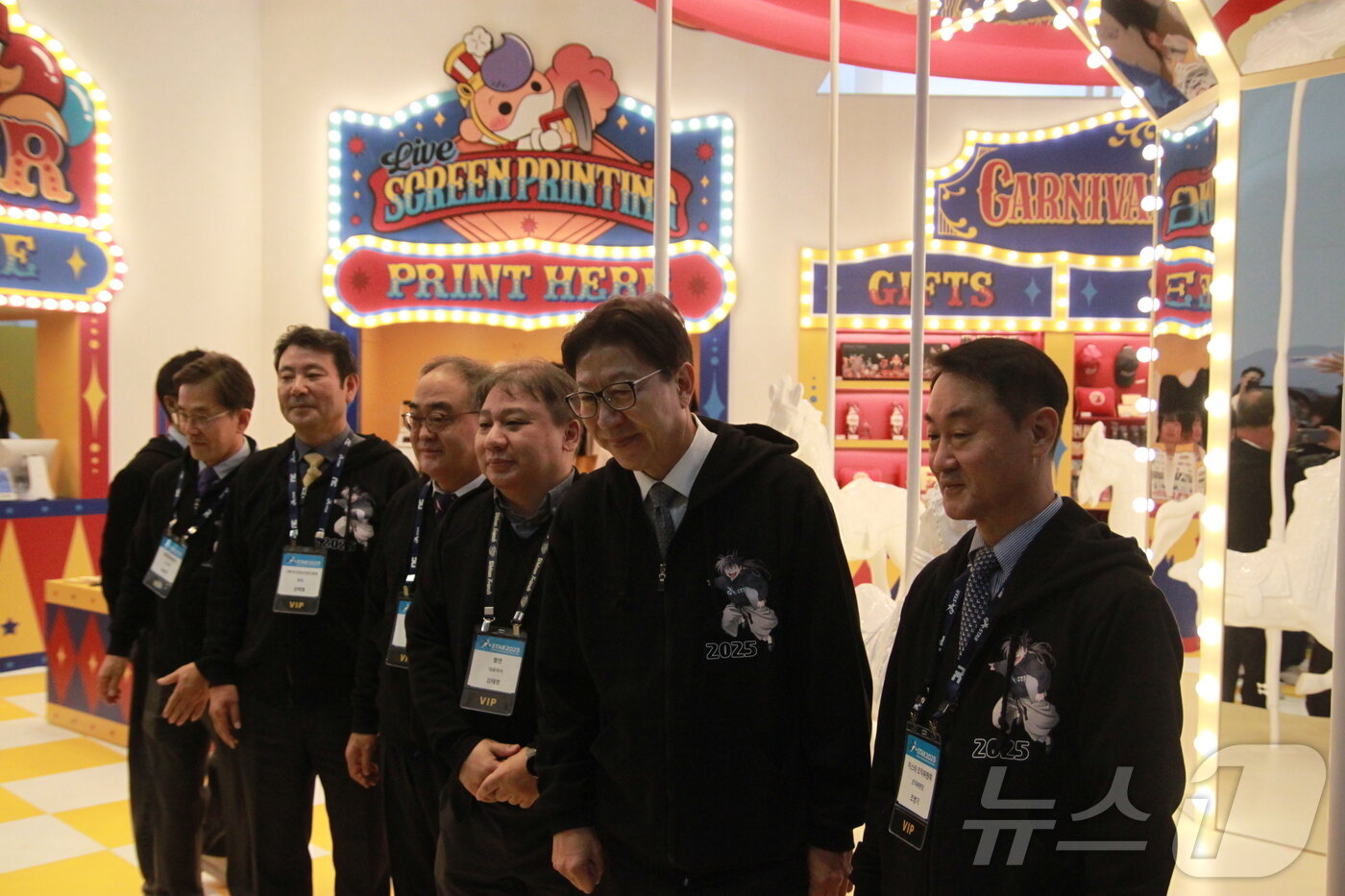 본문 이미지 - 박형준 부산시장&#40;오른쪽 두 번째&#41;이 조영기 한국게임산업협회 협회장&#40;오른쪽 첫 번째&#41;, 김태영 웹젠 대표&#40;오른쪽 세 번째&#41; 등과 웹젠의 지스타 현장 부스를 둘러보고 있다. 게임전시회 &#39;지스타 2025&#39;는 이날부터 16일까지 나흘간 열린다.2025.11.13/뉴스1 ⓒ News1 김민재 기자