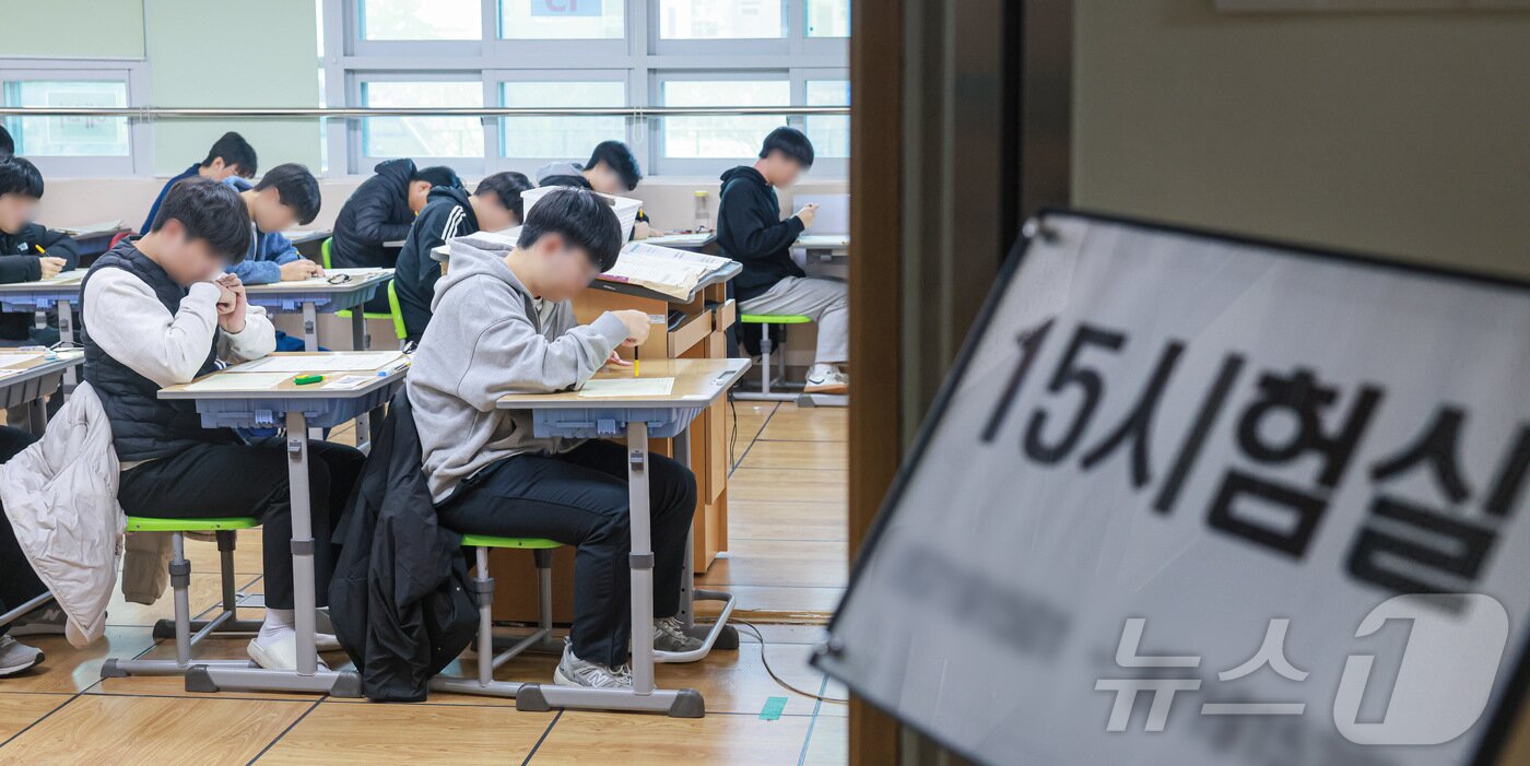 본문 이미지 - 2026학년도 대학수학능력 시험일인 13일 전북 전주시 양현고등학교에 마련된 시험실에서 수험생들이 시험을 준비하고 있다. &#40;전북특별자치도교육청 제공. 재판매 및 DB 금지&#41; 2025.11.13/뉴스1 ⓒ News1 유경석 기자