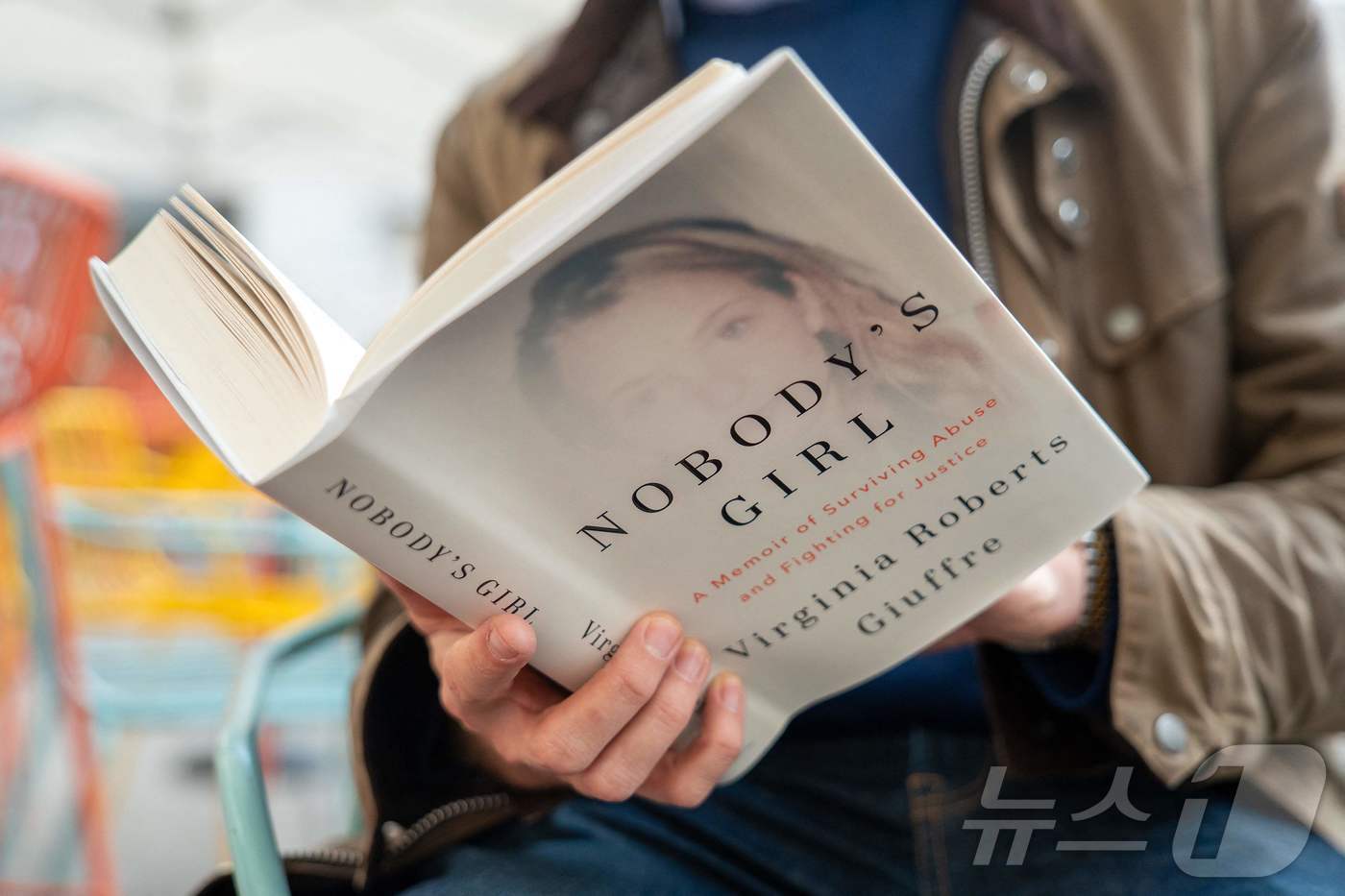 본문 이미지 -  2025년 10월 21일 런던 시내에서 버지니아 로버츠 지우프레의 회고록 &#39;노바디스 걸: 학대에서 살아남고 정의를 위해 싸운 이야기&#39; 표지가 보인다. ⓒ AFP=뉴스1