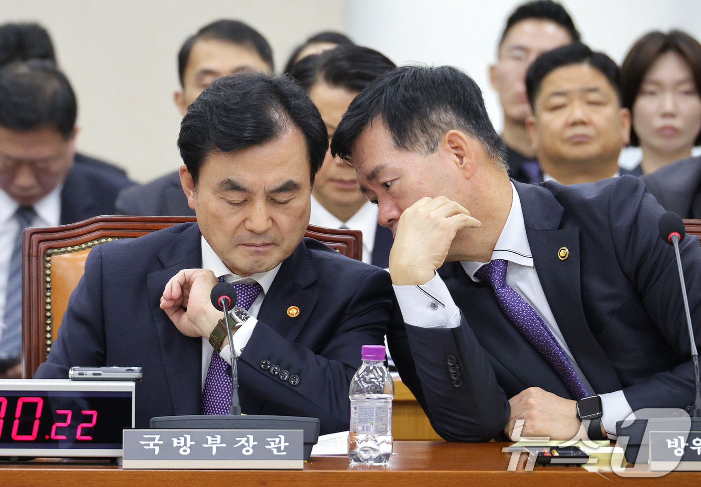 (서울=뉴스1) 신웅수 기자 = 안규백 국방부 장관과 석종건 방위사업청장이 13일 서울 여의도 국회에서 열린 국방위원회 전체회의에서 대화하고 있다. 2025.11.13/뉴스1