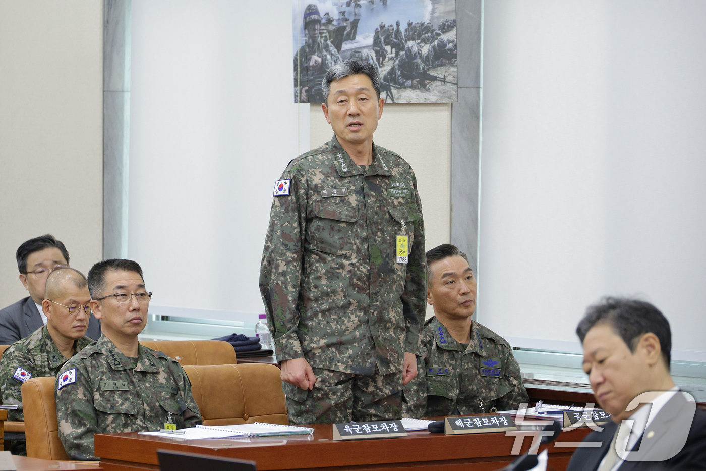 (서울=뉴스1) 신웅수 기자 = 최성혁 해군 참모차장이 13일 서울 여의도 국회에서 열린 국방위원회 전체회의에서 의원 질의에 답변하고 있다. 2025.11.13/뉴스1