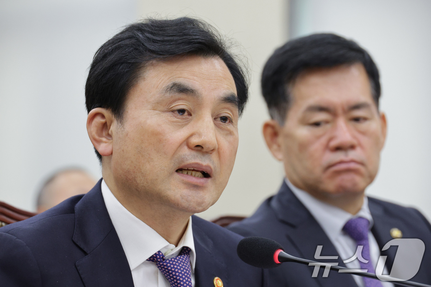 (서울=뉴스1) 신웅수 기자 = 안규백 국방부 장관이 13일 서울 여의도 국회에서 열린 국방위원회 전체회의에서 의원 질의에 답변하고 있다. 2025.11.13/뉴스1