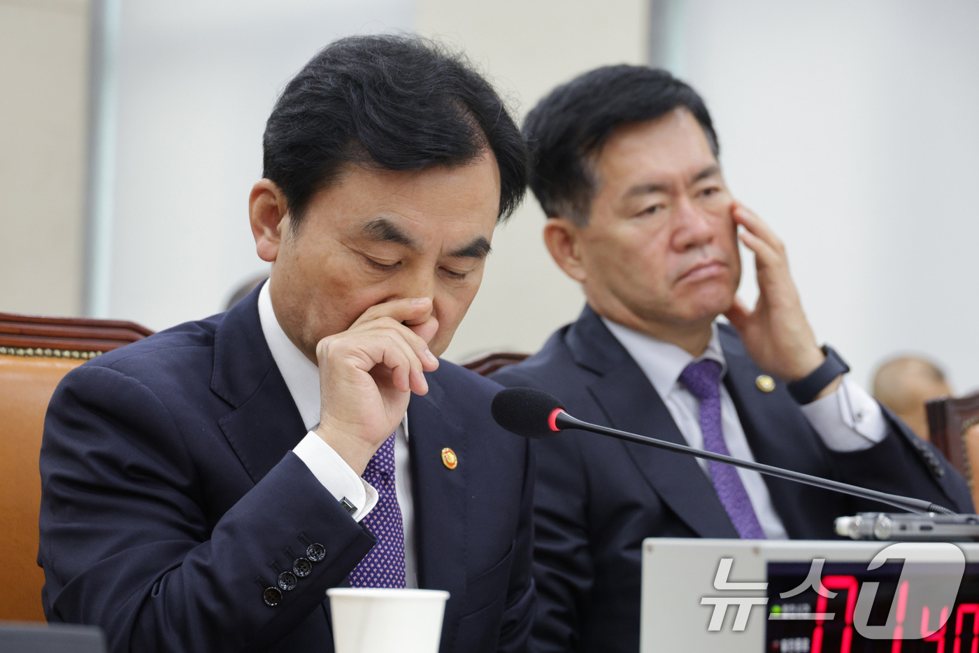 (서울=뉴스1) 신웅수 기자 = 안규백 국방부 장관이 13일 서울 여의도 국회에서 열린 국방위원회 전체회의에서 얼굴을 매만지고 있다. 2025.11.13/뉴스1