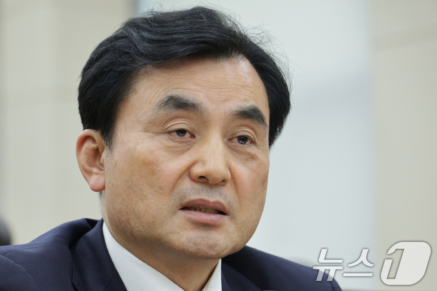 (서울=뉴스1) 신웅수 기자 = 안규백 국방부 장관이 13일 서울 여의도 국회에서 열린 국방위원회 전체회의에서 의원 질의에 답변하고 있다. 2025.11.13/뉴스1