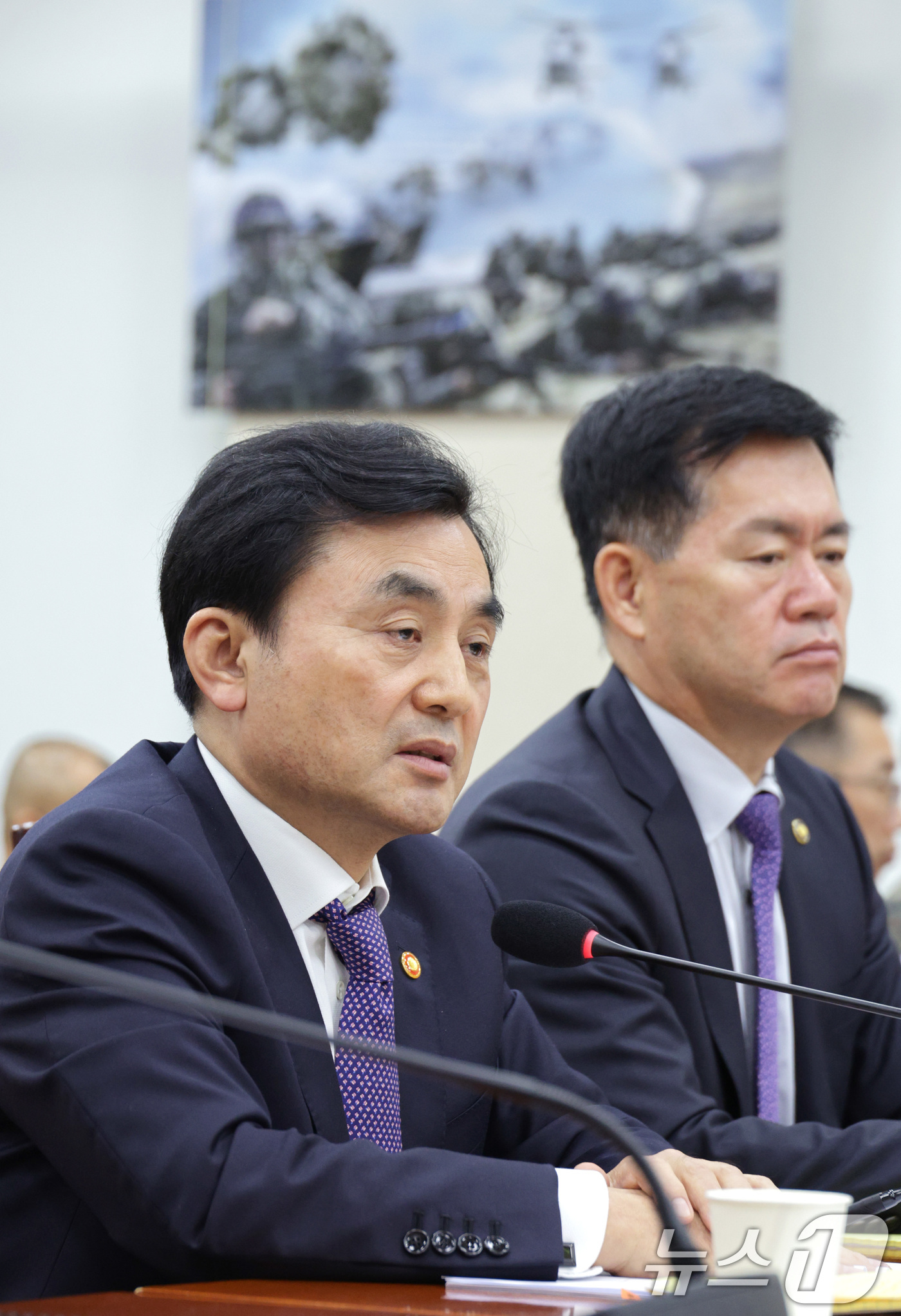 (서울=뉴스1) 신웅수 기자 = 안규백 국방부 장관이 13일 서울 여의도 국회에서 열린 국방위원회 전체회의에서 의원 질의에 답변하고 있다. 2025.11.13/뉴스1