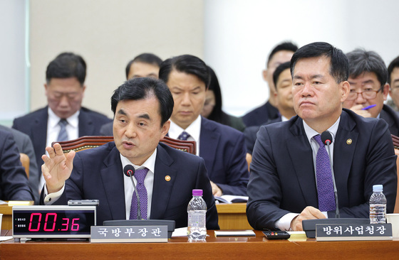 의원 질의 답변하는 안규백