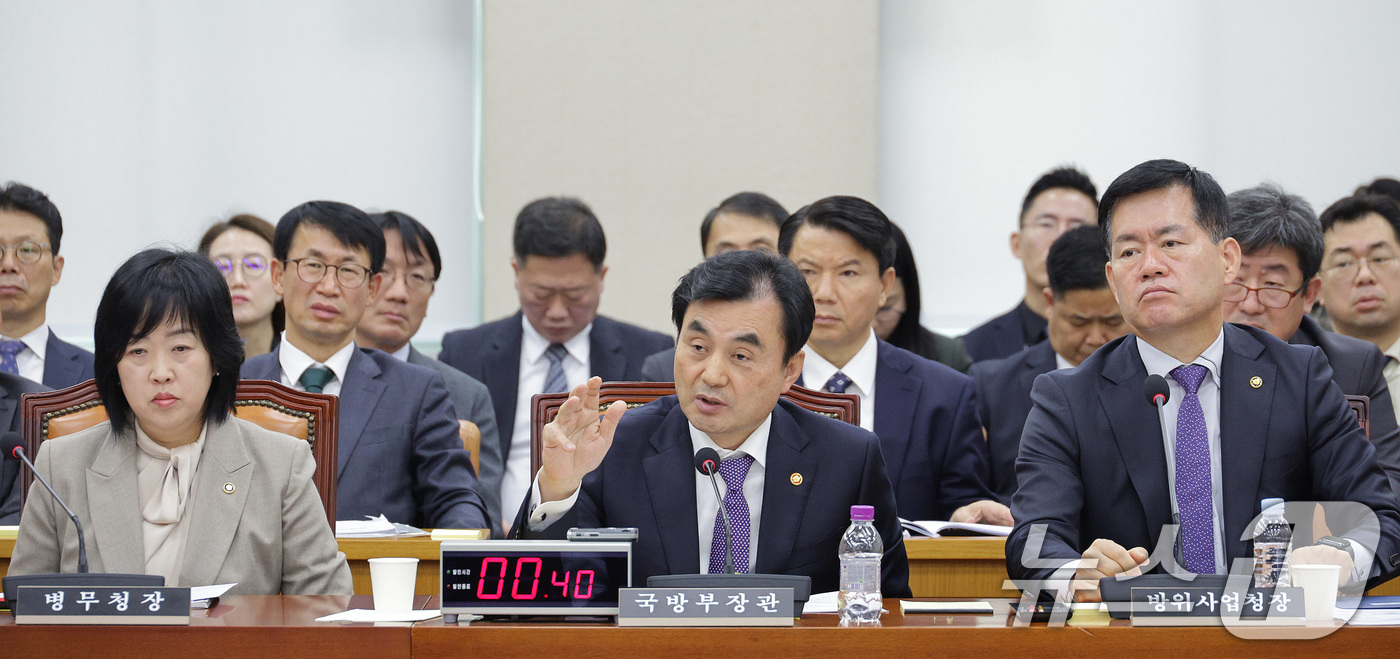 (서울=뉴스1) 신웅수 기자 = 안규백 국방부 장관이 13일 서울 여의도 국회에서 열린 국방위원회 전체회의에서 의원 질의에 답변하고 있다. 2025.11.13/뉴스1