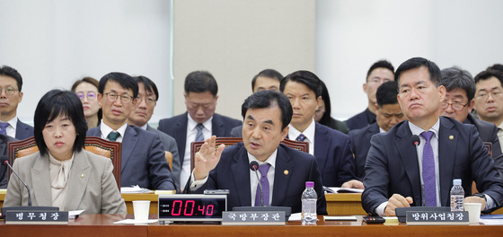 의원 질의 답변하는 안규백 장관