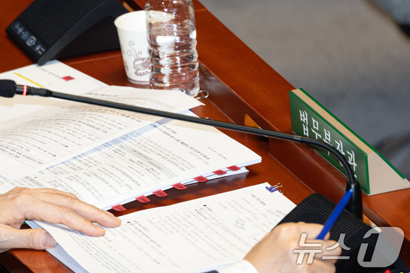 (서울=뉴스1) 이승배 기자 = 정성호 법무부 장관이 13일 서울 여의도 국회에서 열린 제429회국회(정기회) 예산결산특별위원회 제8차 전체회의에 출석해 대장동 항소 포기 관련 질 …