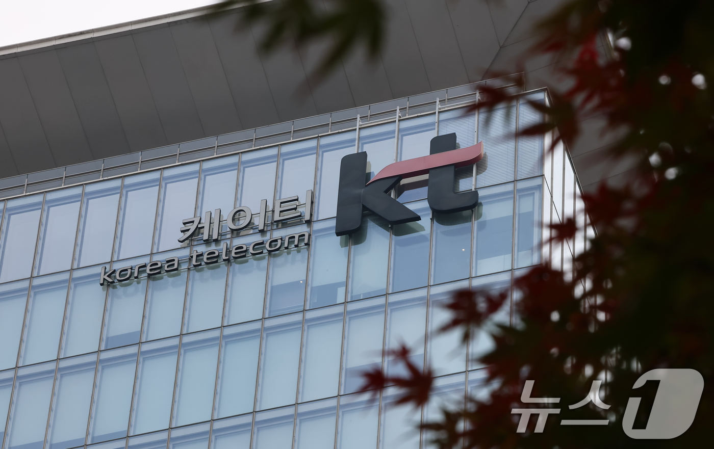 (서울=뉴스1) 김도우 기자 = 국가정보원이 지난 9월 KT 스마트폰에서 문자 메시지(SMS) 암호화가 해제되는 현상을 직접 확인하고 이를 국가 사이버 안보를 위협할 수 있는 중대 …