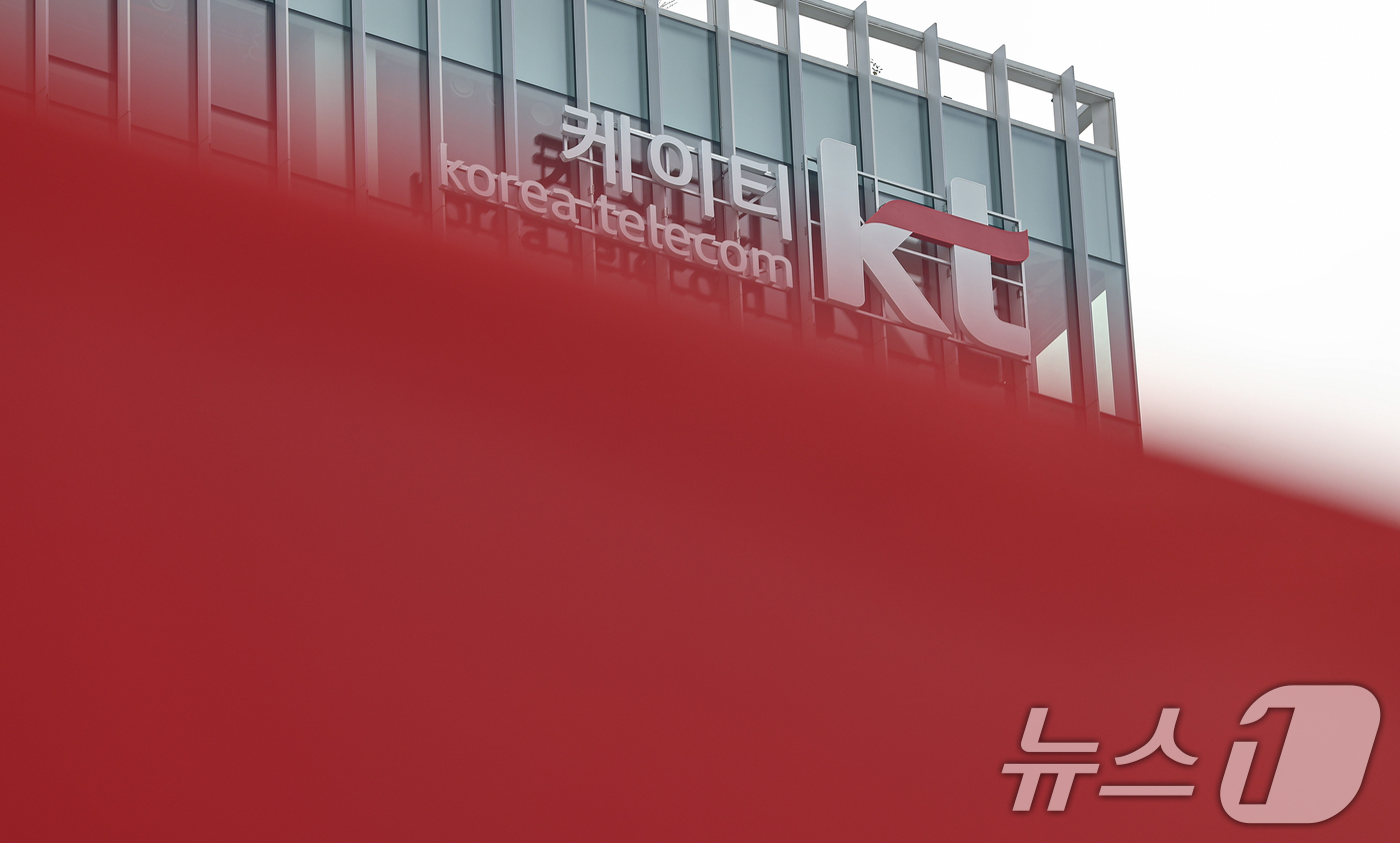 (서울=뉴스1) 김도우 기자 = 국가정보원이 지난 9월 KT 스마트폰에서 문자 메시지(SMS) 암호화가 해제되는 현상을 직접 확인하고 이를 국가 사이버 안보를 위협할 수 있는 중대 …