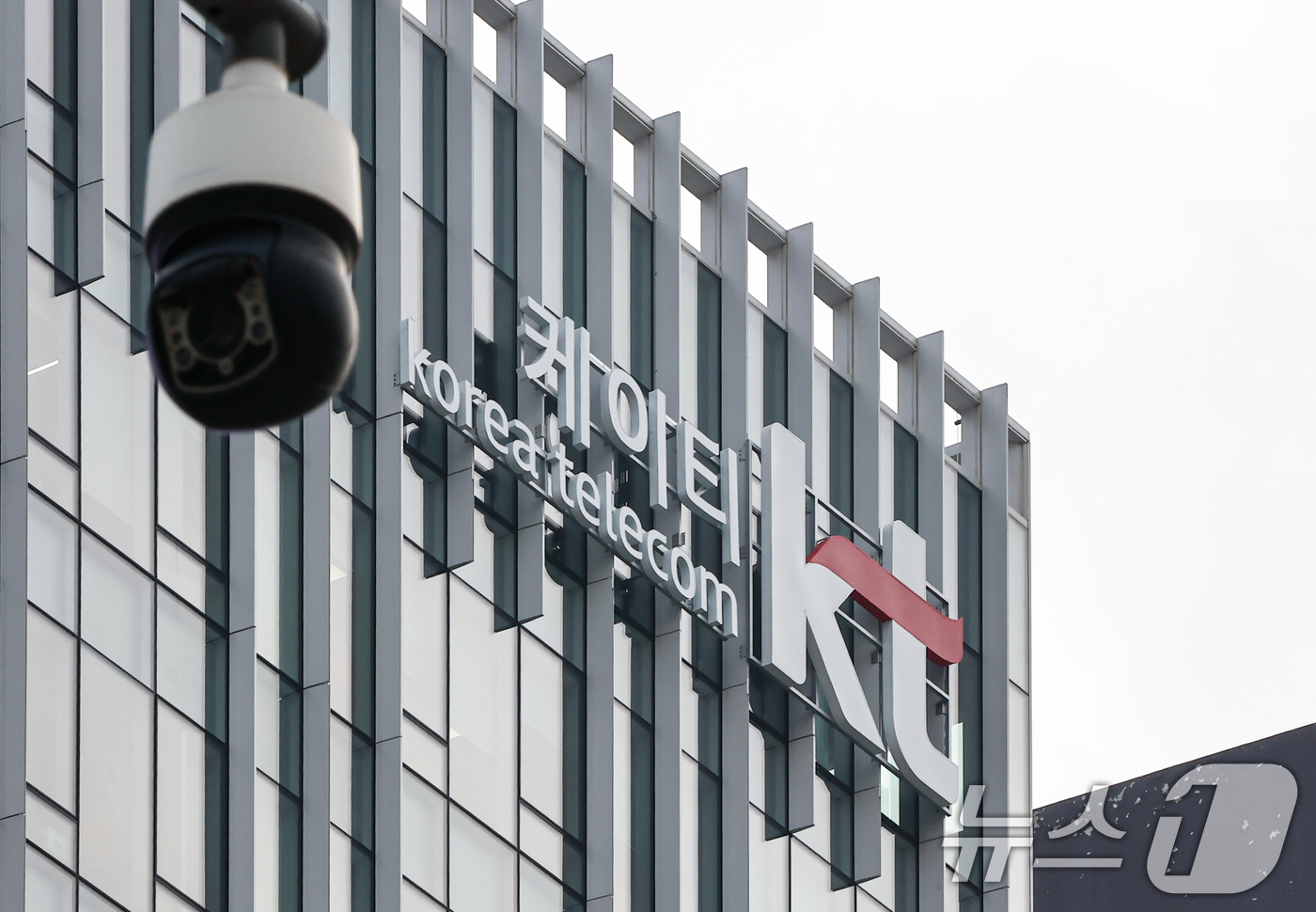 (서울=뉴스1) 김도우 기자 = 국가정보원이 지난 9월 KT 스마트폰에서 문자 메시지(SMS) 암호화가 해제되는 현상을 직접 확인하고 이를 국가 사이버 안보를 위협할 수 있는 중대 …