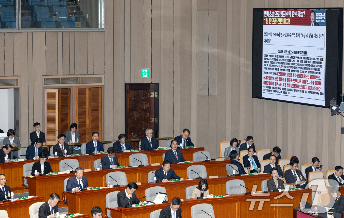 (서울=뉴스1) 이승배 기자 = 정성호 법무부 장관이 13일 서울 여의도 국회에서 열린 제429회국회(정기회) 예산결산특별위원회 제8차 전체회의에 출석해 대장동 항소 포기 관련 질 …