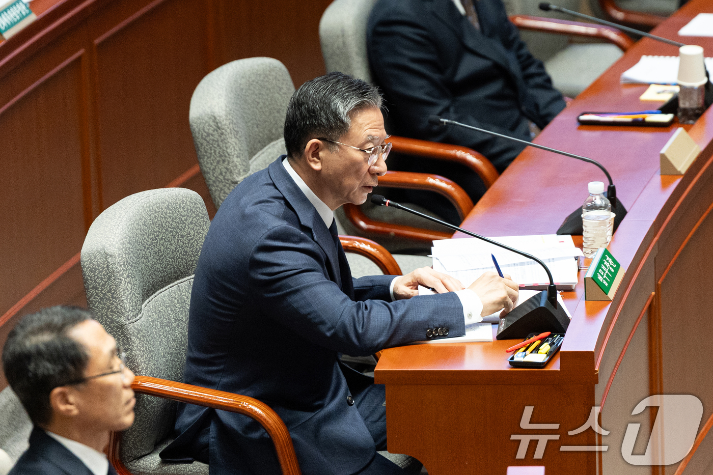 (서울=뉴스1) 이승배 기자 = 정성호 법무부 장관이 13일 서울 여의도 국회에서 열린 제429회국회(정기회) 예산결산특별위원회 제8차 전체회의에 출석해 대장동 항소 포기 관련 질 …