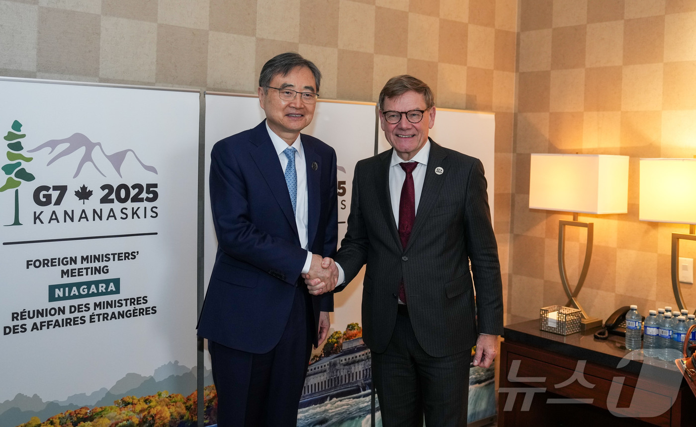 (서울=뉴스1) = 조현 외교부 장관이 12일(현지시각) 캐나다 나이아가라에서 열린 G7 외교장관회의에 참석해 요한 바데풀 독일 외교부 장관과 회담을 가지고 익수하고 있다. (외교 …