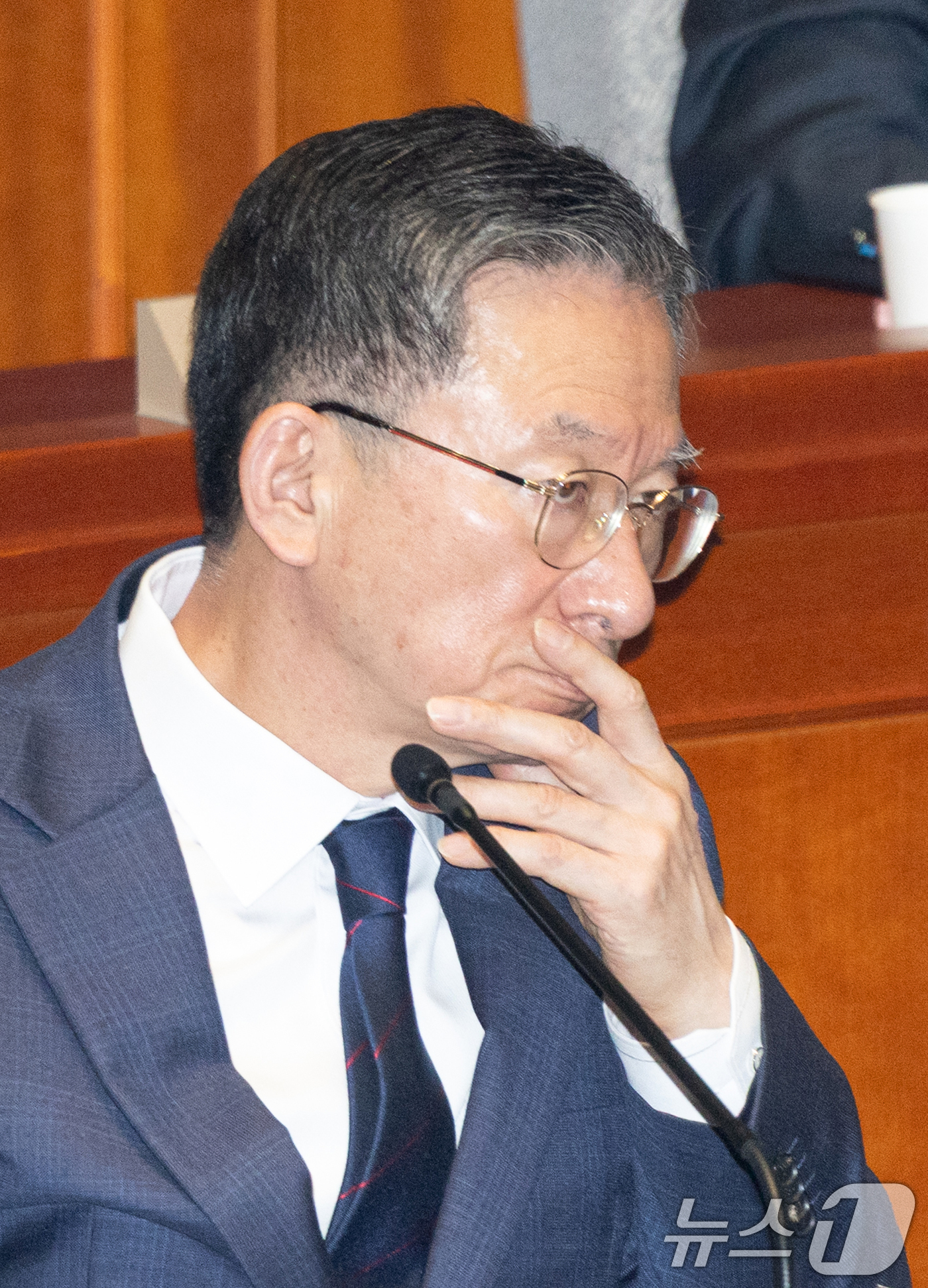 (서울=뉴스1) 이승배 기자 = 정성호 법무부 장관이 13일 서울 여의도 국회에서 열린 제429회국회(정기회) 예산결산특별위원회 제8차 전체회의에 출석해 생각에 잠겨있다. 2025 …