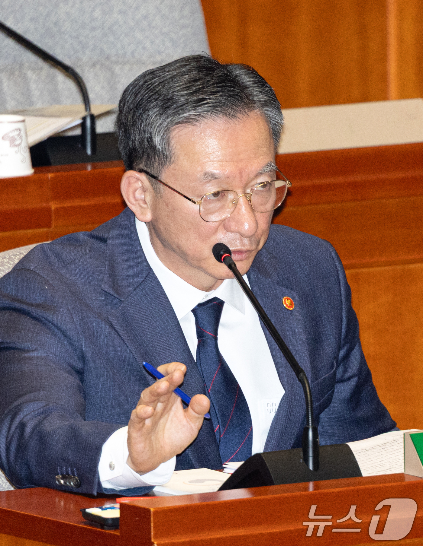 (서울=뉴스1) 이승배 기자 = 정성호 법무부 장관이 13일 서울 여의도 국회에서 열린 제429회국회(정기회) 예산결산특별위원회 제8차 전체회의에 출석해 의원 질의에 답변하고 있다 …