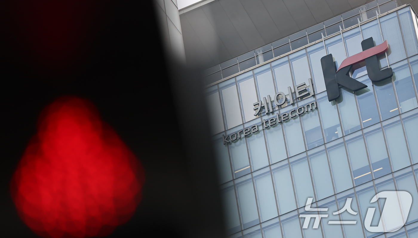 (서울=뉴스1) 김도우 기자 = 국가정보원이 지난 9월 KT 스마트폰에서 문자 메시지(SMS) 암호화가 해제되는 현상을 직접 확인하고 이를 국가 사이버 안보를 위협할 수 있는 중대 …