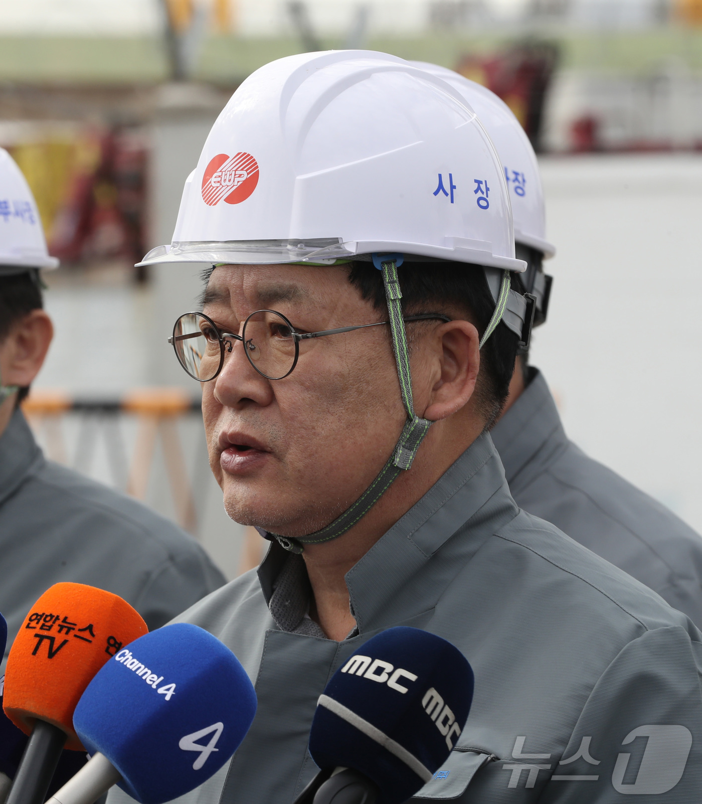 (울산=뉴스1) 조민주 기자 = 권명호 한국동서발전 사장이 13일 울산시 울산화력본부 보일러 타워 붕괴사고 현장 앞에서 입장을 밝히고 있다. 2025.11.13/뉴스1