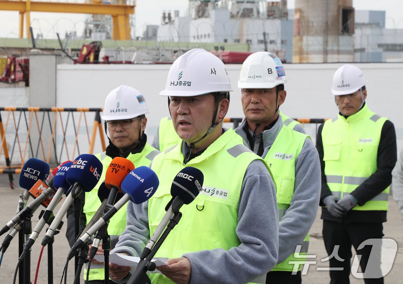 본문 이미지 - 김완석 HJ중공업 대표이사가 13일 울산화력본부 보일러 타워 붕괴사고 현장 앞에서 대국민 사과를 하고 있다. 2025.11.13/뉴스1 ⓒ News1 조민주 기자