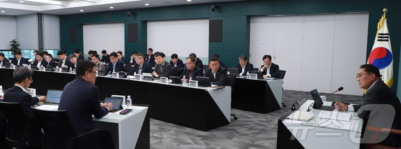 (서울=뉴스1) = 농협중앙회(회장 강호동)는 지난 12일 서울 중구에 위치한 농협중앙회 본관에서 ‘제7차 범농협 비상경영대책위원회’를 개최했다고 13일 밝혔다. (농협중앙회 제공 …