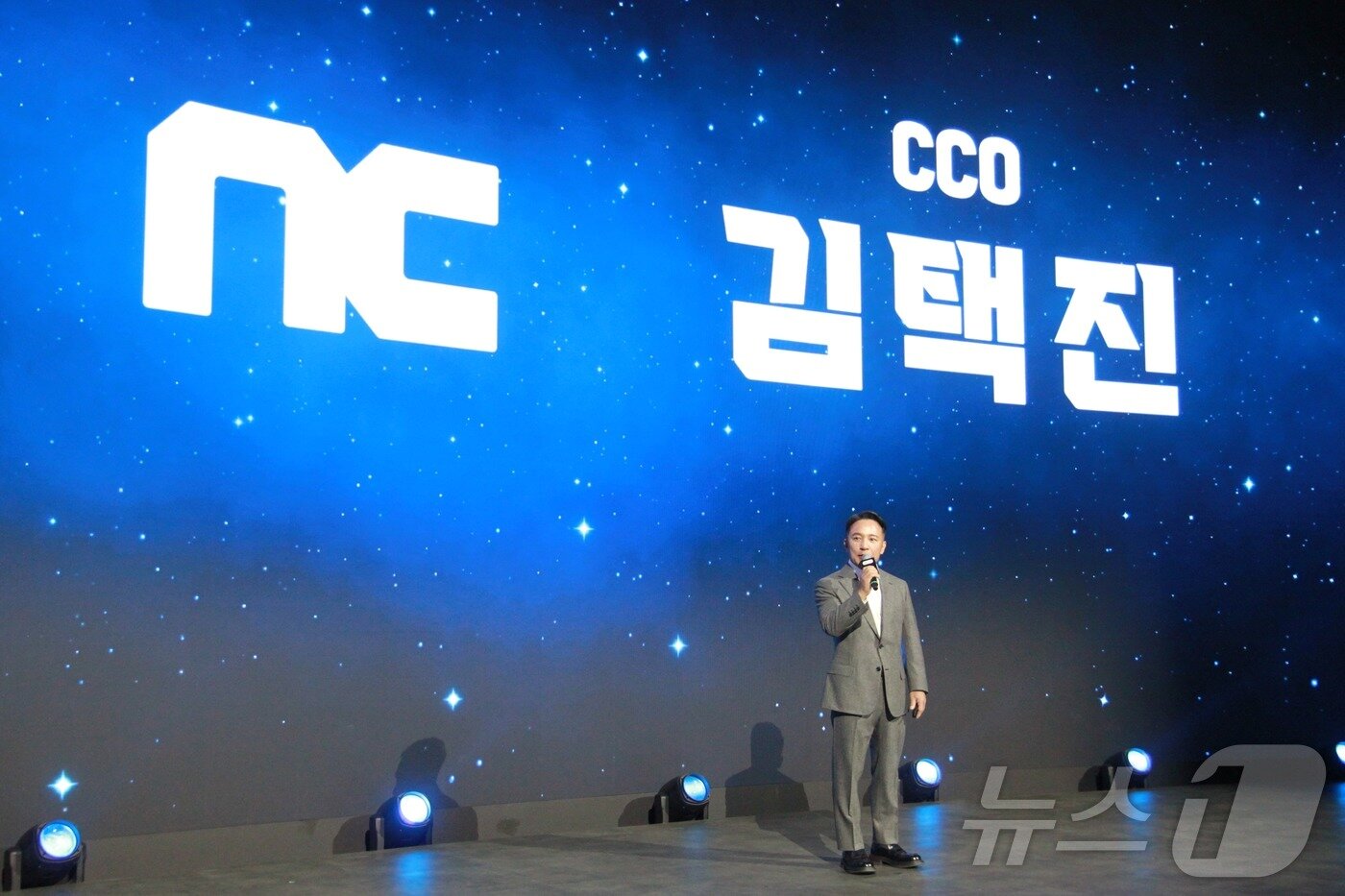 본문 이미지 - 김택진 엔씨소프트 창업자 겸 최고창의력책임자(CCO)가 13일 부산 벡스코 제1전시장에서 열린 엔씨소프트 지스타 오프닝 세션에서 기조연설을 하고 있다. 엔씨소프트는 올해 처음으로 지스타 메인 스폰서를 맡았다.2025.11.13/뉴스1 ⓒ News1 김민재 기자