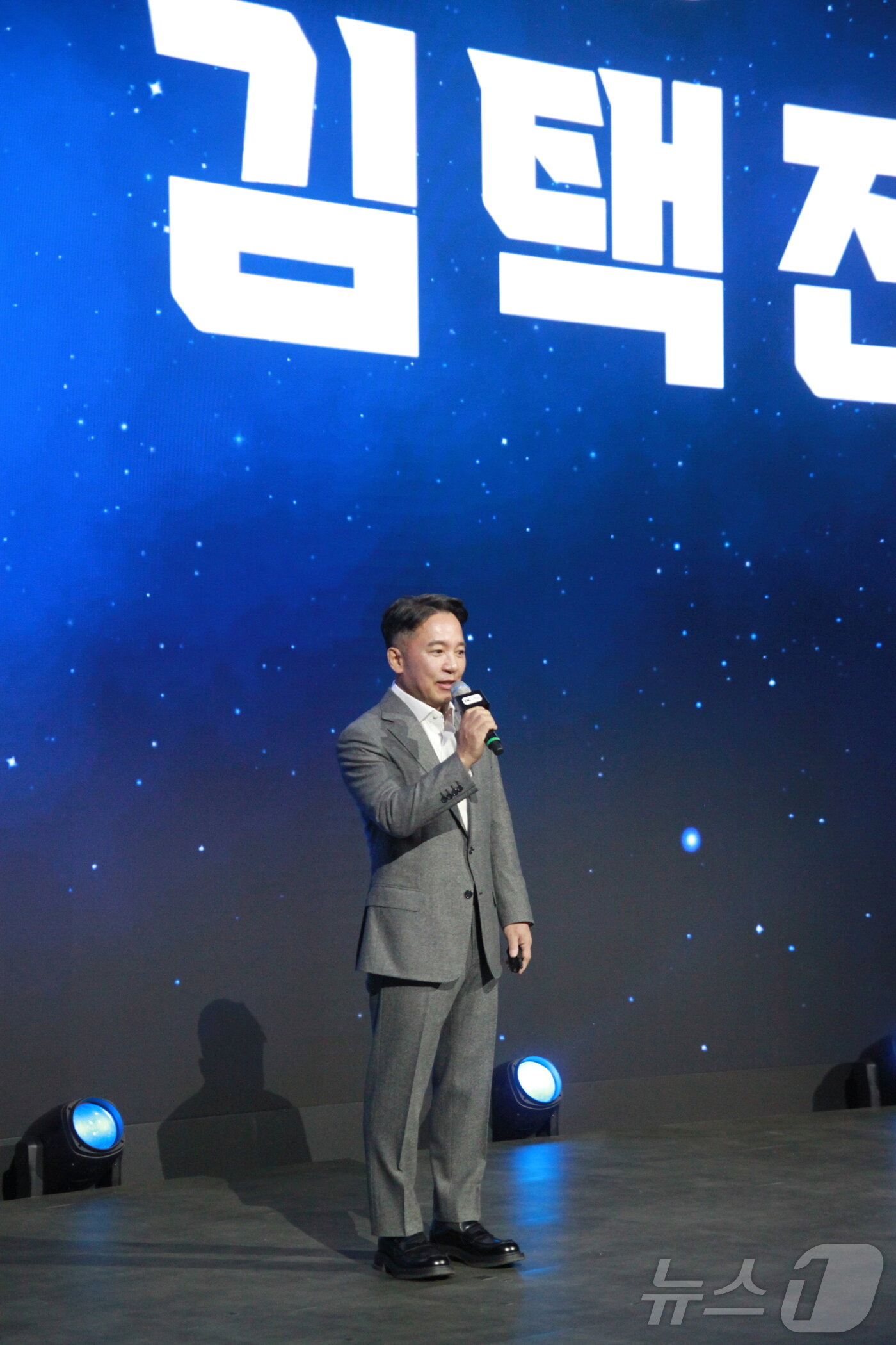 본문 이미지 - 김택진 엔씨소프트 창업자 겸 최고창의력책임자&#40;CCO&#41;가 13일 부산 벡스코 제1전시장에서 열린 엔씨소프트 지스타 오프닝 세션에서 기조연설을 하고 있다. 엔씨소프트는 올해 처음으로 지스타 메인 스폰서를 맡았다.2025.11.13/뉴스1 ⓒ News1 김민재 기자