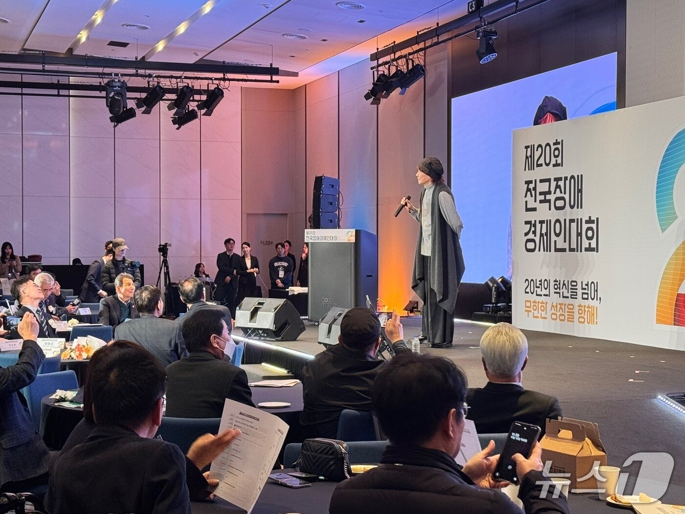 본문 이미지 - 가수 김장훈이 13일 서울 코엑스마곡에서 열린 '제20회 전국장애경제인대회'에서 축하공연을 하고 있다. ⓒ News1 이민주 기자