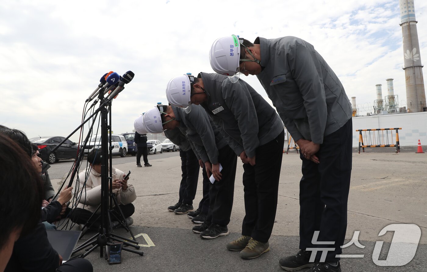 본문 이미지 - 권명호 한국동서발전 사장이 13일 울산화력본부 보일러 타워 붕괴사고 현장 앞에서 대국민 사과를 하고 있다. 2025.11.13/뉴스1 ⓒ News1 조민주 기자