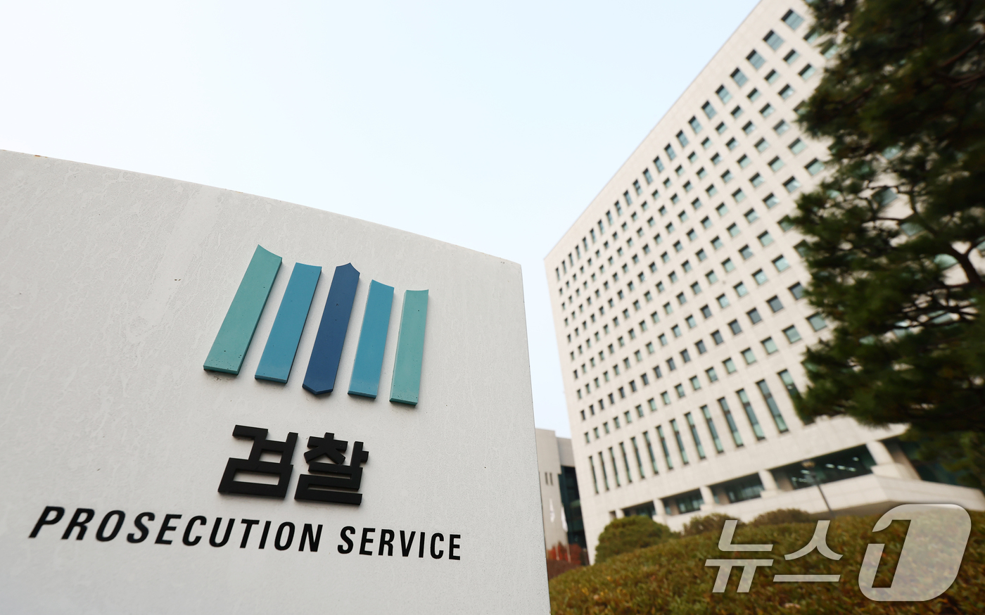 (서울=뉴스1) 김민지 기자 = 대장동 개발 비리 사건 항소 포기 논란으로 노만석 검찰총장 직무대행(대검찰청 차장검사)이 사의를 표명하면서 '대행의 대행' 체제가 현실화 됐다.법조 …